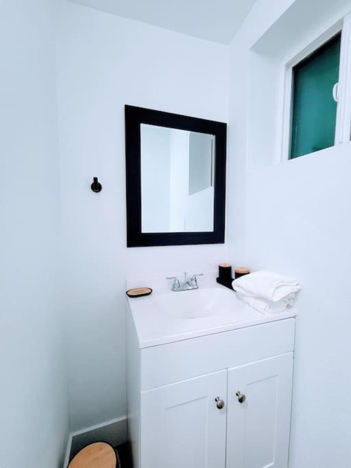 Phoenix Retreat - Studio With King Bed - 10 Min From Airp - Unit C Bagian luar foto