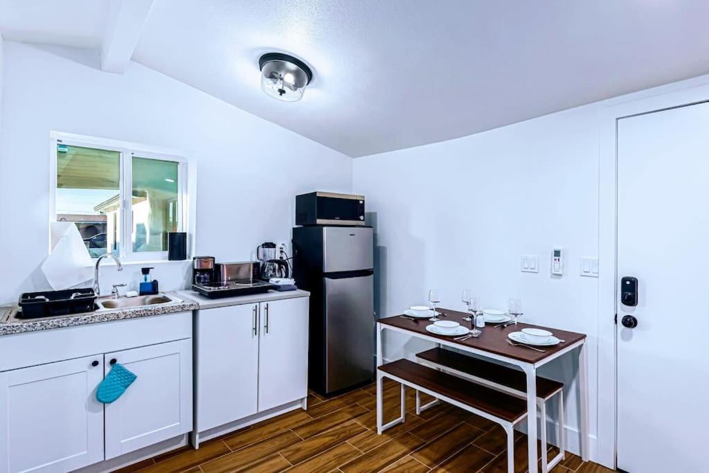 Phoenix Retreat - Studio With King Bed - 10 Min From Airp - Unit C Bagian luar foto