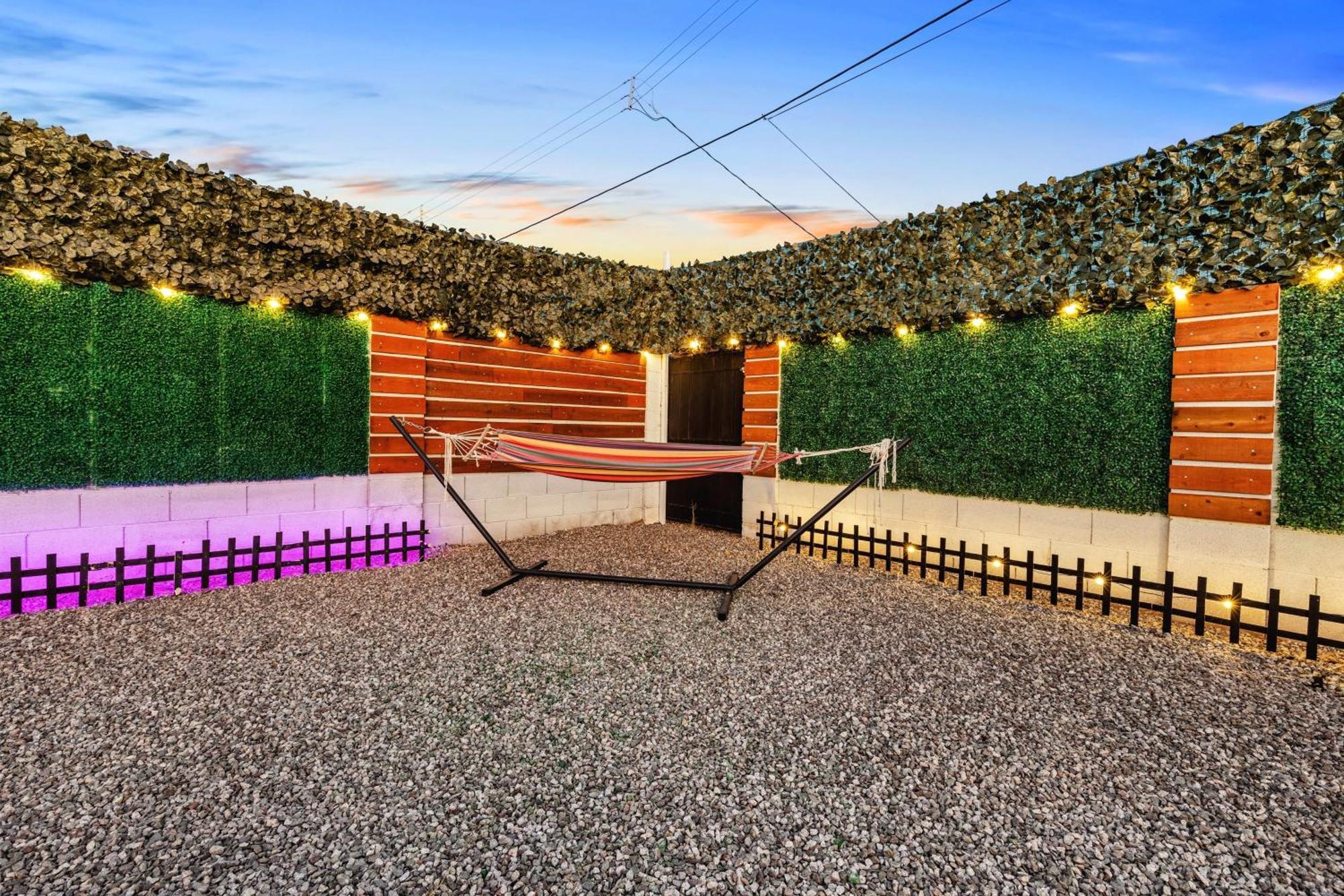 Phoenix Retreat - Studio With King Bed - 10 Min From Airp - Unit C Bagian luar foto